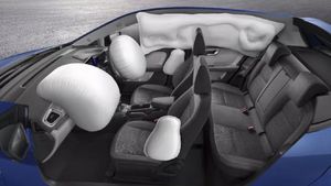 2025 Tata Altroz vs Toyota Glanza: दोनों Premium Hatchback में किसे खरीदना बेहतर? मिनटों में समझिए 