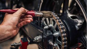 Bike Care Tips: मोटरसाइकिल की चेन साफ करनी है, तो फॉलो करें ये टिप्स; घर बैठे ही हो जाएगा काम 