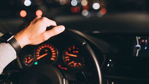 Night Driving Tips: रात में कार चलाते हैं, तो इन 10 बातों का हमेशा रखें ध्यान; बीच राह नहीं फंसेगी आपकी गाड़ी 