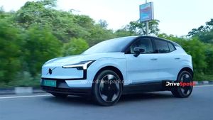 Volvo EX30 Review: मार्केट में आई 480 Km रेंज वाली नई Electric SUV, जानिए चलाने में कैसी