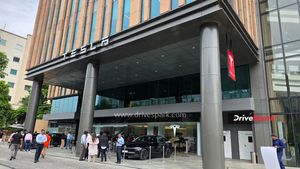 राजधानी दिल्ली में Tesla की धमाकेदार एंट्री! खुल गया नया शोरूम; Mumbai से इतनी सस्ती मिलेगी Model Y