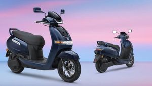 TVS iQube का जलवा कायम! Chetak, Ola और Ather को पछाड़ बना देश का नंबर-1 Electric Scooter 