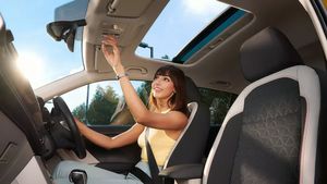 सनरूफ, एम्बिएंट लाइटिंग और 5-स्टार सेफ्टी; 2 लाख रुपये सस्ती मिल रही Creta और Grand Vitara की टक्कर वाली SUV