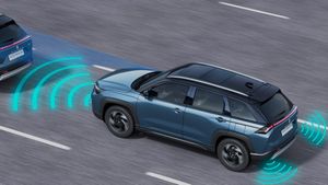 Maruti Victoris के किन वेरिएंट्स में मिलता है ADAS; क्या हाइब्रिड-CNG खरीदना फायदे का सौदा? देखें लिस्ट