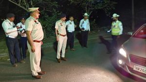 Traffic Police ने बिना गलती लगा दिया जुर्माना? ऐसे करें डील, चालान छूट जाएगी