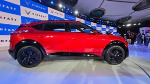 VinFast VF6 और VF7 इलेक्ट्रिक SUV की धमाकेदार एंट्री; 7 एयरबैग, ADAS के साथ मिलेगी 500 KM रेंज, कीमत इतनी