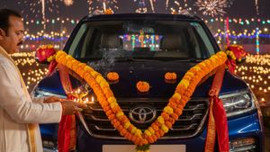 Diwali 2025 Shubh Muhurat: किस मुहूर्त में करें अपनी कार की पूजा? बढ़ेगी गाड़ी की उम्र, नोट कर लें पूजा विधि