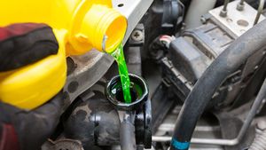 Engine Coolant क्यों है आपकी कार के लिए जरूरी? जानिए इसे बदलने का सही प्रोसेस