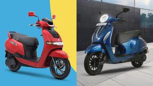 Bajaj Chetak Vs TVS iQube: शहर में घूमने के लिए कौन-सा इलेक्ट्रिक स्कूटर बेस्ट? किसकी बैटरी चलेगी ज्यादा 