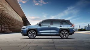 28.65 KM माइलेज, सनरूफ और 6 एयरबैग; इस Hybrid SUV को दनादन खरीद रहे ग्राहक; मात्र ₹10,49,900 है शुरुआती कीमत