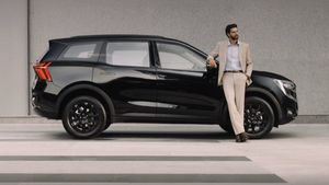 7 एयरबैग, सनरूफ और 197 PS पावर; ₹125000 सस्ती मिल रही ये 7-सीटर फैमिली SUV, कीमत मात्र ₹13.66 लाख से शुरू