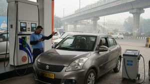 Delhi में पेट्रोल भराना है, लेकिन एक्सपायर हो गया PUC सर्टिफिकेट; जानें बनवाने से लेकर डाउनलोड करने का प्रोसेस