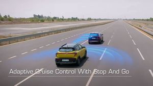 सनरूफ, ADAS और ऑटोमैटिक ट्रांसमिशन; ऑफिस वालों के लिए बेस्ट है Mahindra SUV, कीमत ₹7.28 लाख