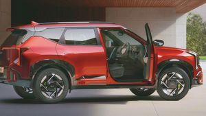 पैनोरमिक सनरूफ, ADAS और पेट्रोल-डीजल इंजन; मिडिल क्लास फैमिली के लिए बेस्ट है ये SUV, Creta-Vitara से टक्कर