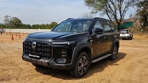 MG Majestor दो वेरिएंट में हुई पेश, यहां देखें Sharp और Savvy वेरिएंट में क्या है अंतर? किसे खरीदना फायदेमंद?