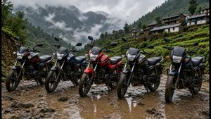 पहाड़ों पर भारी बारिश का अलर्ट: फिसलन भरे रास्तों पर ये 4 बाइक्स हैं सबसे सुरक्षित, जानें क्यों