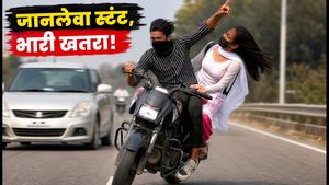 सड़क पर जानलेवा 'जिग-जैग' स्टंट: पीछे बैठी महिला की जान खतरे में, वीडियो वायरल