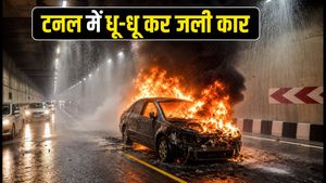 द्वारका एक्सप्रेसवे टनल में धू-धू कर जली कार, एडवांस सेफ्टी सिस्टम ने टाल दिया बड़ा हादसा
