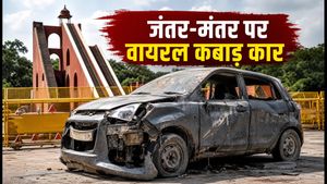 जंतर-मंतर पर खड़ी कबाड़ कार का वीडियो वायरल, क्या है रोड सेफ्टी का असली सच?