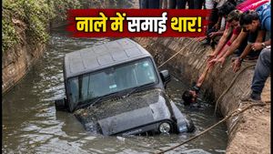 सोनीपत में नाले में समाई महिंद्रा थार: मानसून में एसयूवी चलाने का कड़वा सच