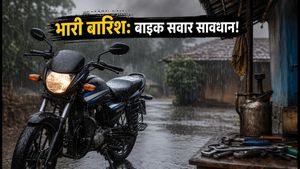 IMD रेड अलर्ट: भारी बारिश में बाइक सवारों के लिए बड़ी चेतावनी, पानी में फंसने पर न करें ये गलती