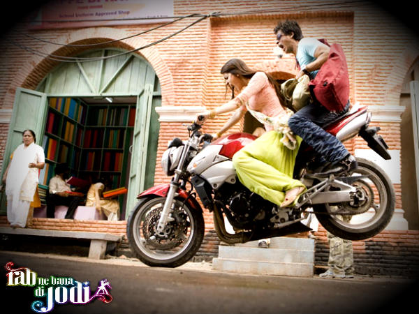 रब ने बना दी अनुष्‍का और बाइक की जोड़ी 