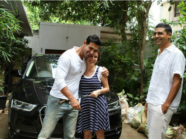 जॉन ने अपनी छोटे भाई की पत्‍नी को गिफ्ट की ऑडी कार