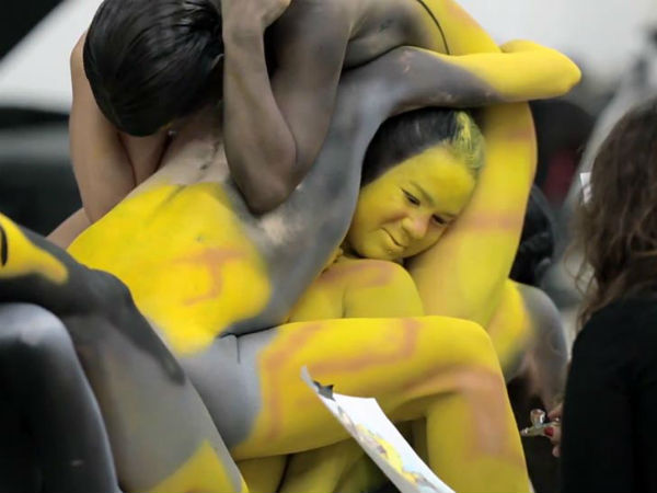 रंगों से सजे नंगे बदन