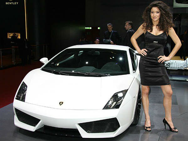 ऑटो शो में हॉट बेब्‍स