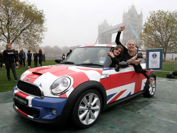 मिनी कार में 28 लड़कियां