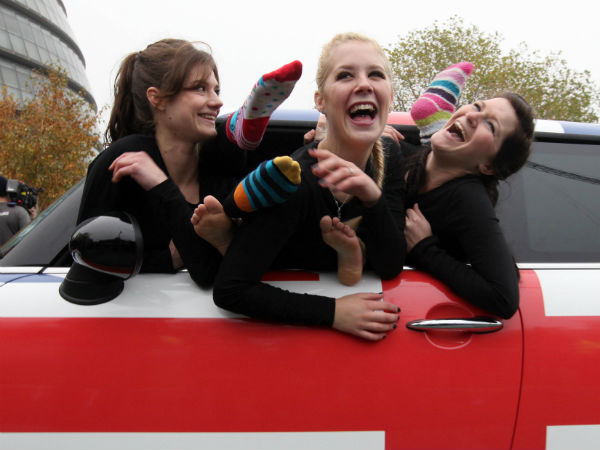 मिनी कार में 28 लड़कियां