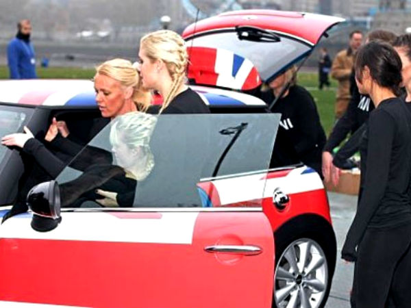 मिनी कार में 28 लड़कियां