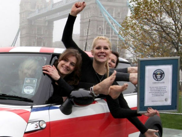 मिनी कार में 28 लड़कियां