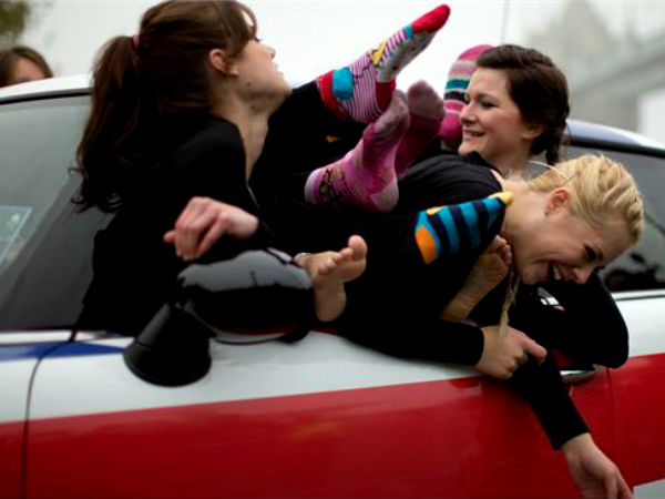 मिनी कार में 28 लड़कियां