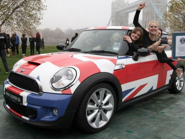 मिनी कार में 28 लड़कियां