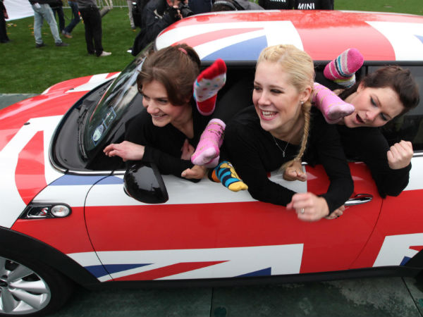 मिनी कार में 28 लड़कियां