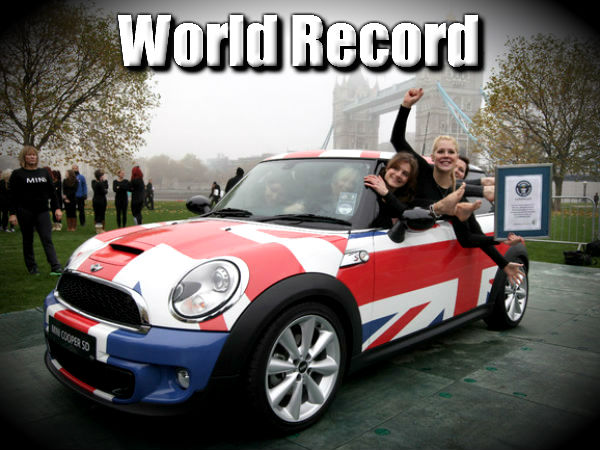 मिनी कार में 28 लड़कियां