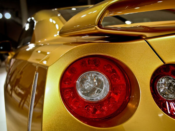 उसैन बोल्‍ट की गोल्‍ड प्‍लेटेड कार निसान जीटी-आर 