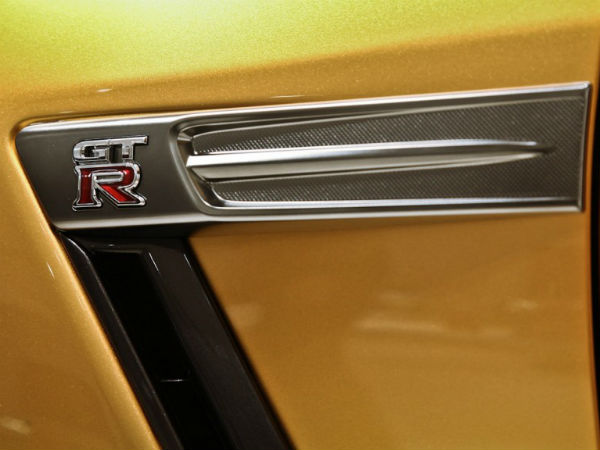 उसैन बोल्‍ट की गोल्‍ड प्‍लेटेड कार निसान जीटी-आर 