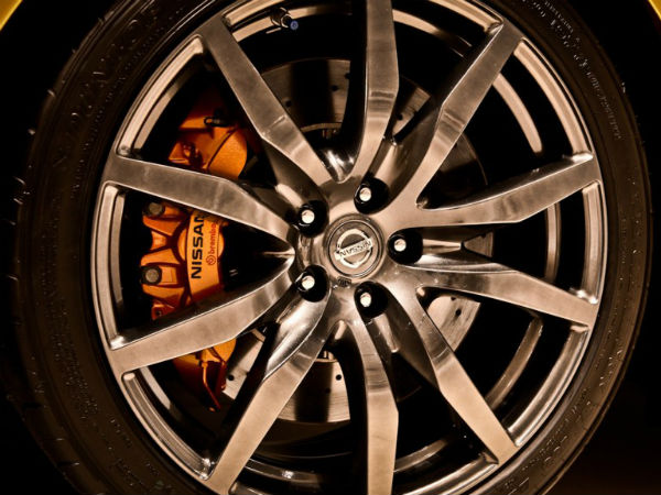 उसैन बोल्‍ट की गोल्‍ड प्‍लेटेड कार निसान जीटी-आर 