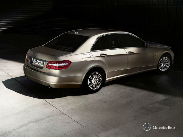 मर्सडीज कार को गधों ने घसीटा