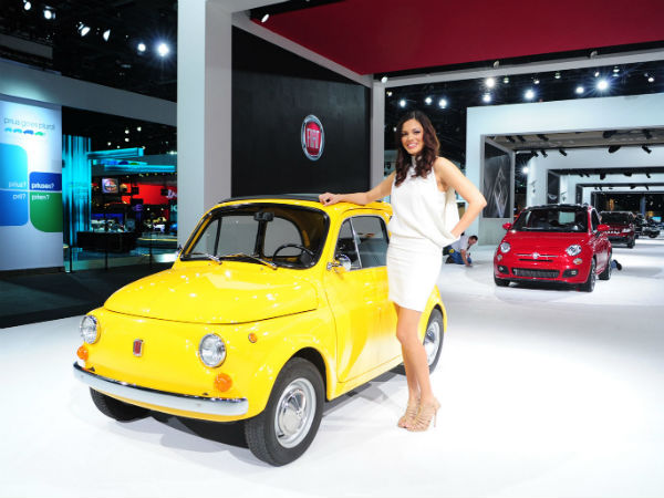 डेट्रॉइट ऑटो शो में हॉट मॉडल्‍स 