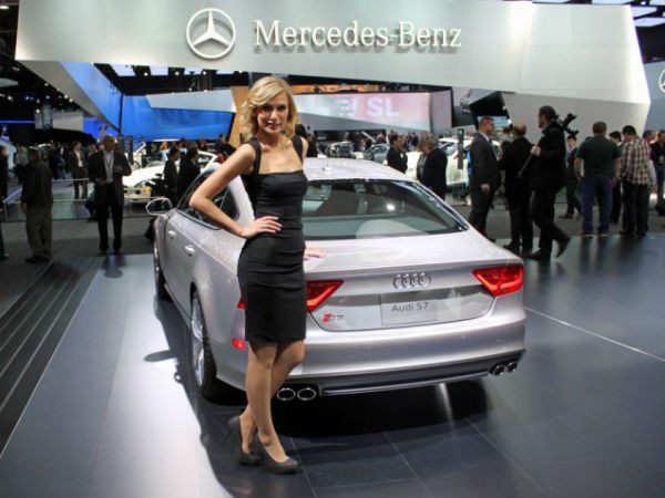 डेट्रॉइट ऑटो शो में हॉट मॉडल्‍स 