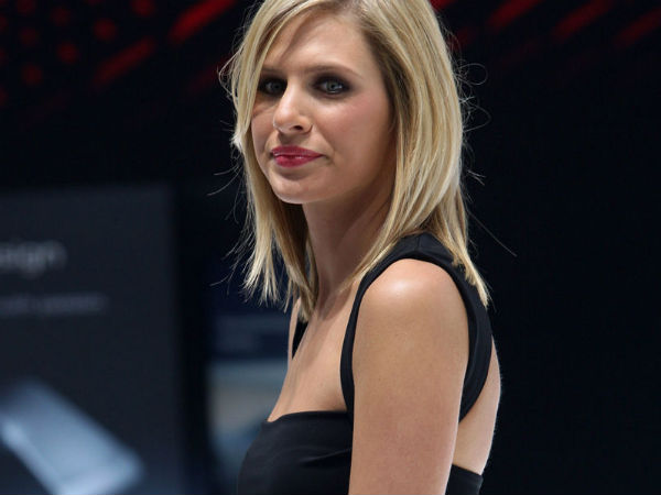 डेट्रॉइट ऑटो शो में हॉट मॉडल्‍स 