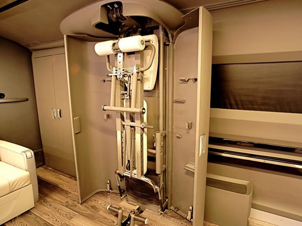 बादशाह शाहरूख खान की लग्‍जरी बस 