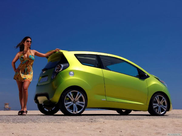 गहरे हरे रंग की कार: गहरे हरे रंग की कार: