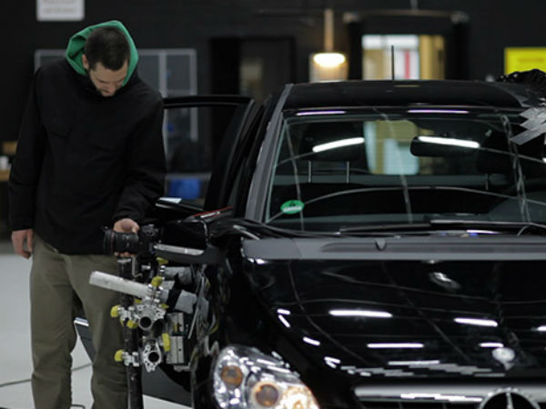 मर्सडीज की यह कार हो जाती है अदृश्य 