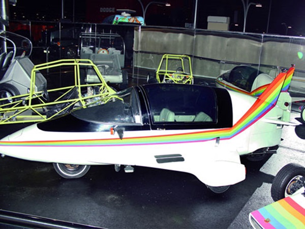 शेख ने बनाई वाहनों की अजीब दुनिया शेख ने बनाई वाहनों की अजीब दुनिया