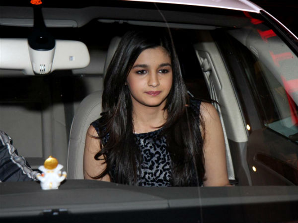 इस सेक्‍सी कार से चलती हैं हॉट आलिया 