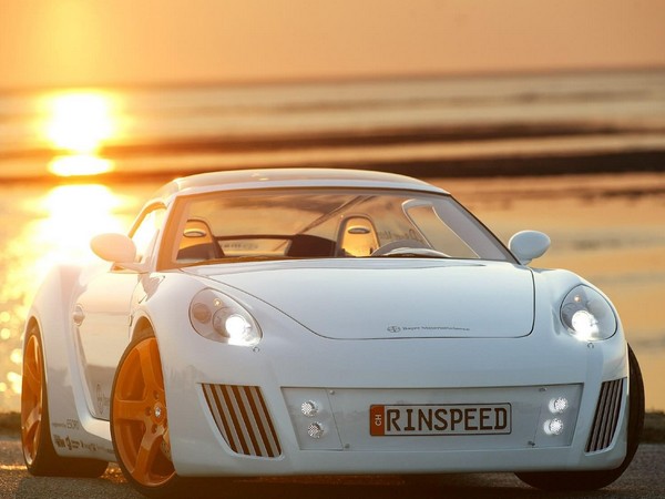 क्‍यू खरीदें रंग की सफेद कार